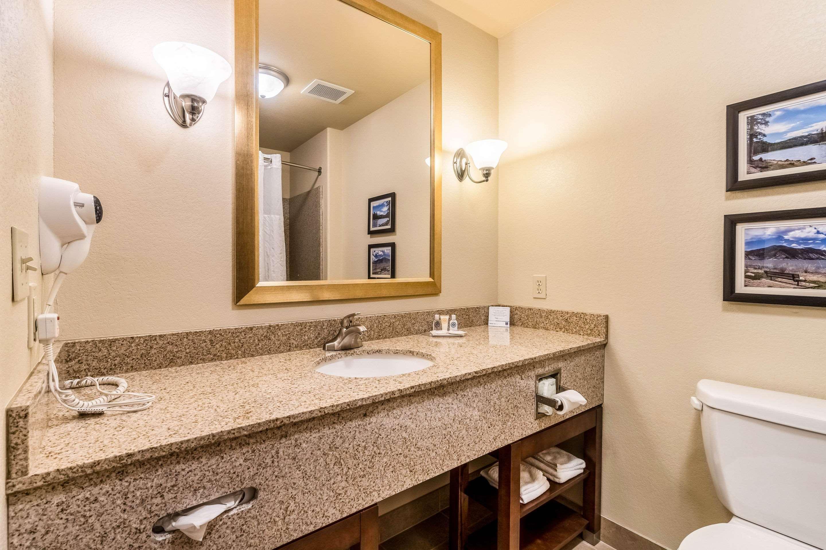 Comfort Inn & Suites Райфл Экстерьер фото