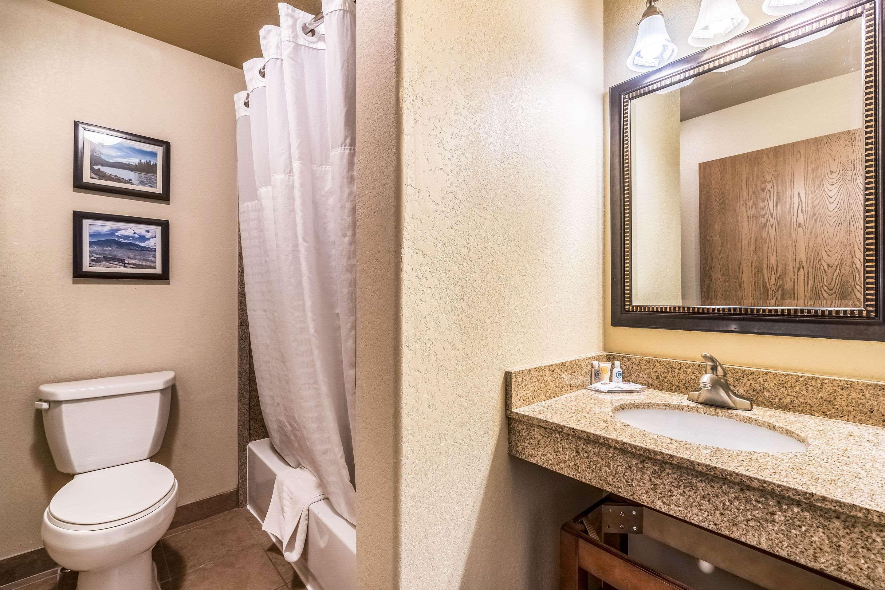 Comfort Inn & Suites Райфл Экстерьер фото