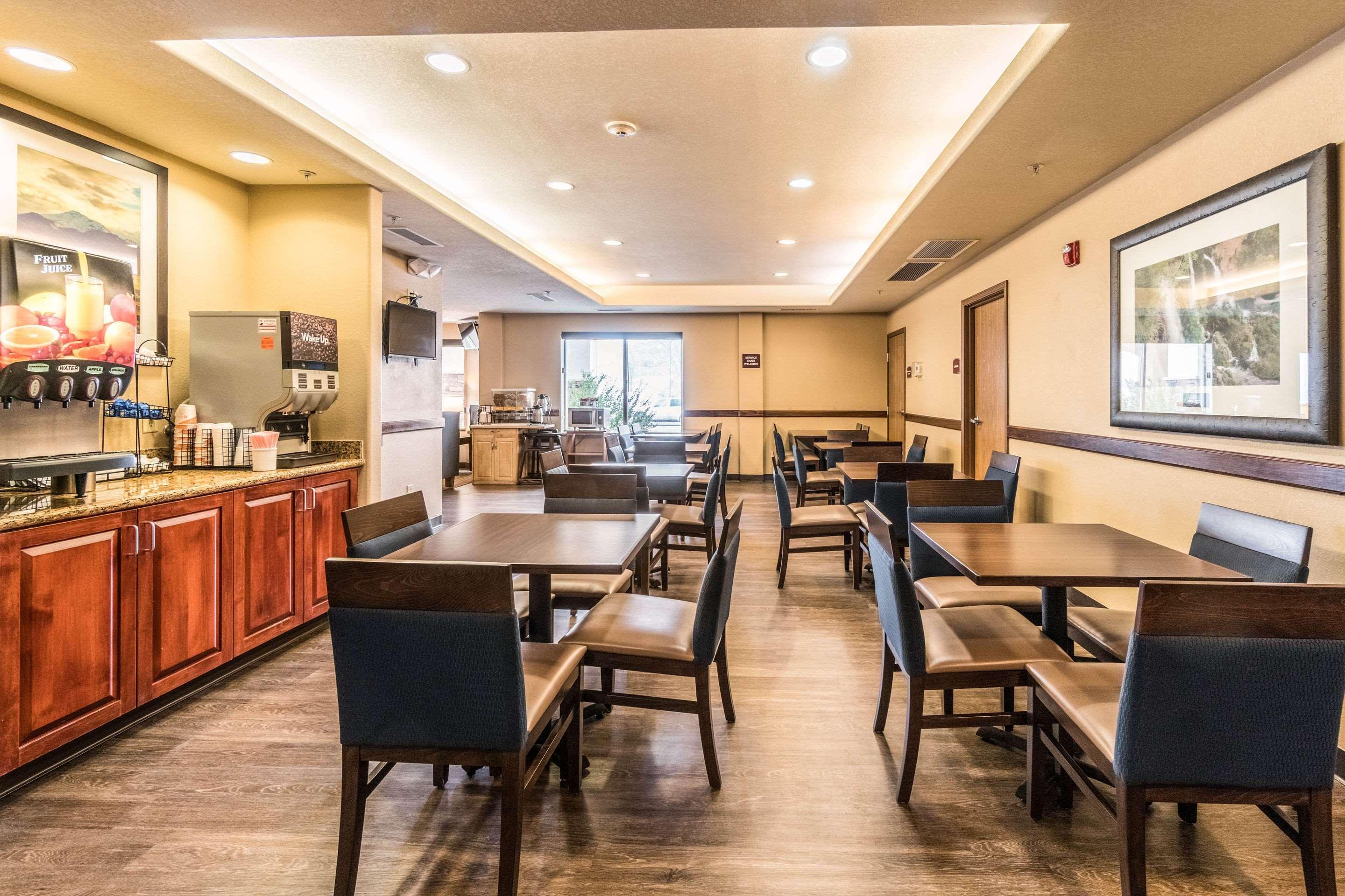 Comfort Inn & Suites Райфл Экстерьер фото