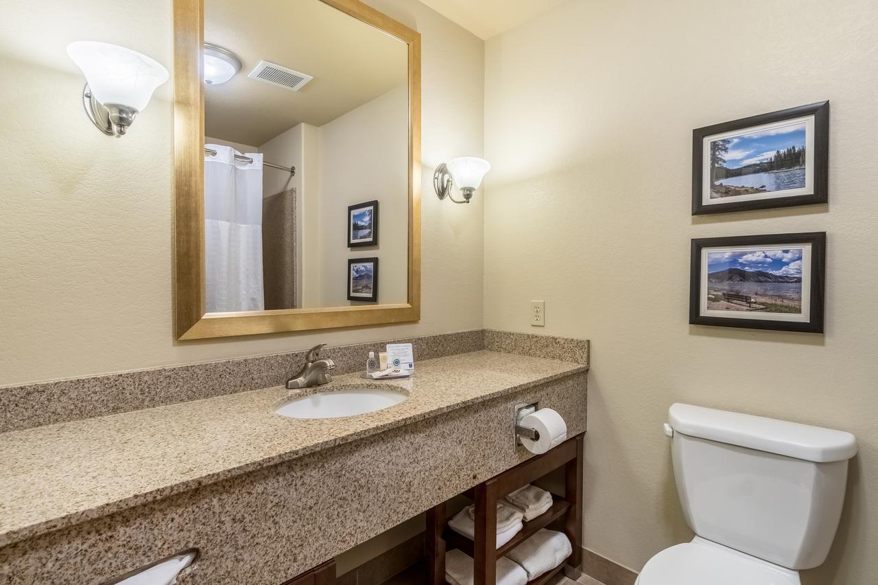 Comfort Inn & Suites Райфл Экстерьер фото